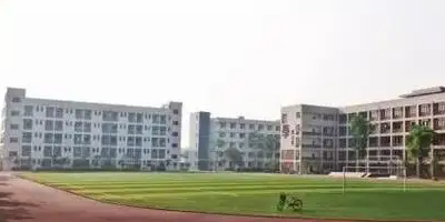 <b>彭州市中等石化工業(yè)學校</b>